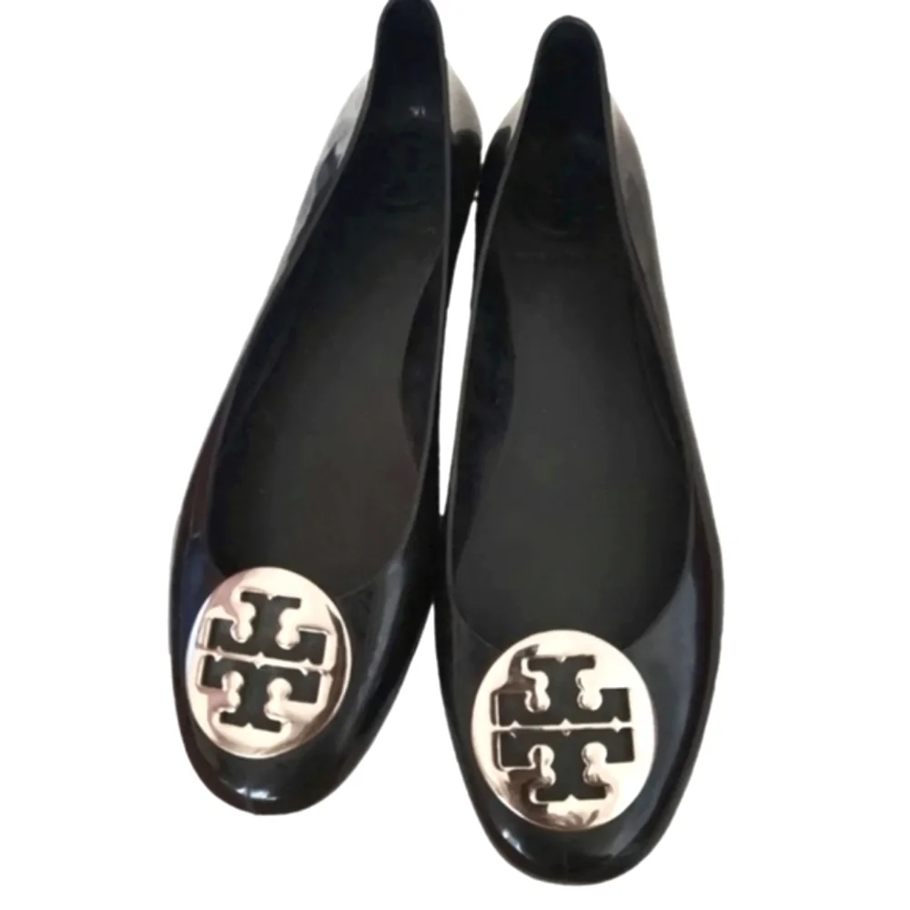 TORY BURCH Black Jelly Ballet Flats with Silver Logo.